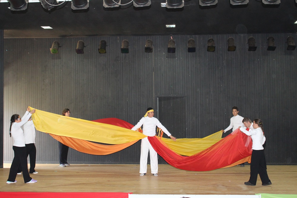 Ir para  <p>Foi realizada, na tarde desta quarta-feira (24/08), no Anfiteatro Municipal de Viadutos, a quinta edi&ccedil;&atilde;o do Dan&ccedil;a APAE. O evento, j&aacute; tradicional na regi&atilde;o, faz parte...